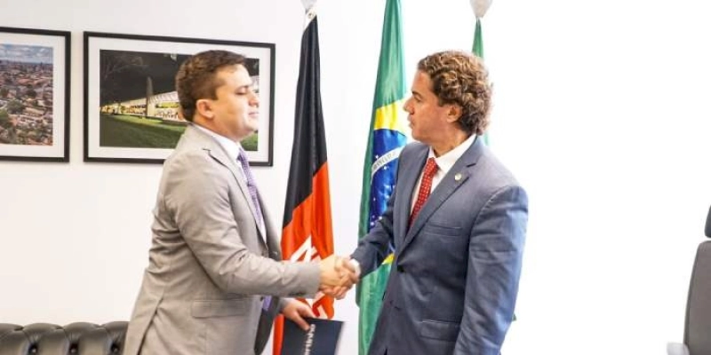 Gilbertinho se antecipa e anuncia apoio à reeleição de Veneziano para o Senado em 2026