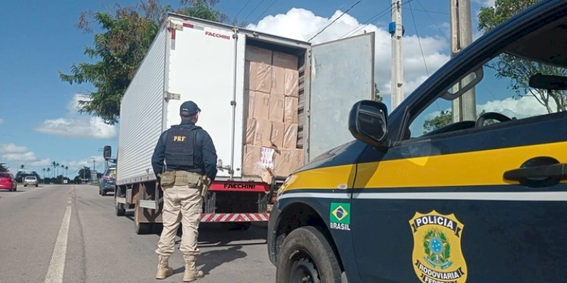 PRF na Paraíba recupera dois veículos, apreende arma de fogo e carga de cigarros contrabandeados avaliada em aproximadamente R$700mil
