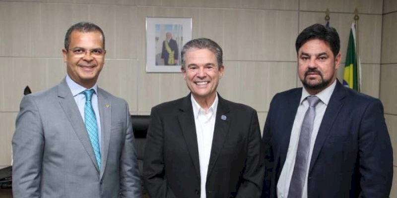 Jutay se reúne com ministro e pede fábricas de gelo e unidades de beneficiamento de pescado para colônias