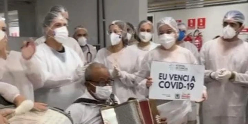 Aos 74 anos, Sanfoneiro vence a Covid-19, e toca forró ao sair de UTI em gratidão na Paraíba 