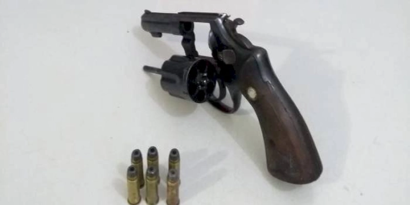 Polícia apreende arma ao interceptar carro que circulava com faróis apagados