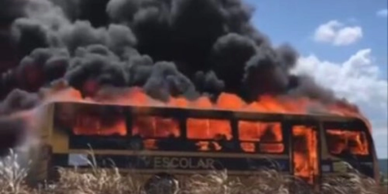 Alunos fogem desesperados após ônibus escolar pegar fogo, na Paraíba
