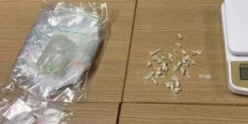 Polícia prende jovem pelo crime de tráfico de drogas e apreende pedras de crack 