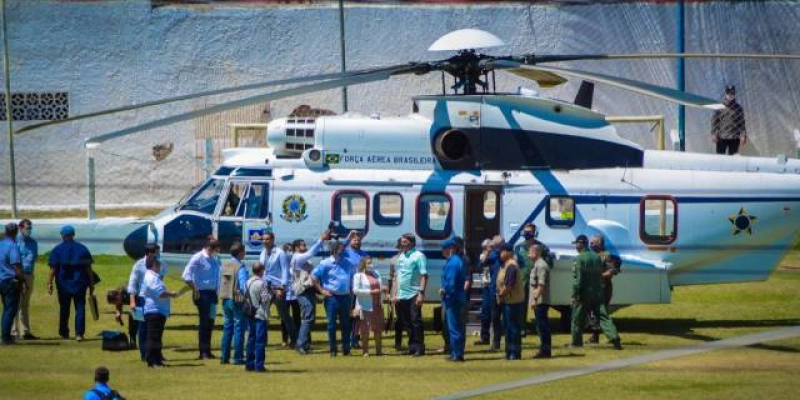Prefeita de Coremas recepciona Bolsonaro ao chegar ao Sertão da Paraíba 