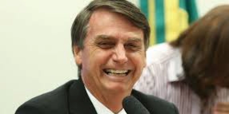 Bolsonaro deve passar o dia em casa recebendo correligionários