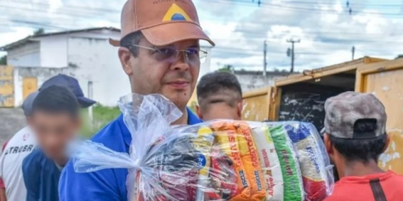 Jutay Meneses participa de ação social, distribuindo cestas básicas para comunidade de catadores em Sapé 