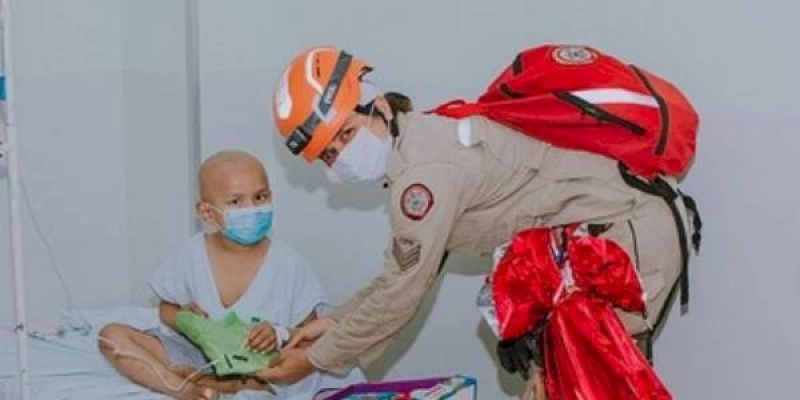 Bombeiros surpreendem crianças do Hospital Napoleão Laureano com música e presentes