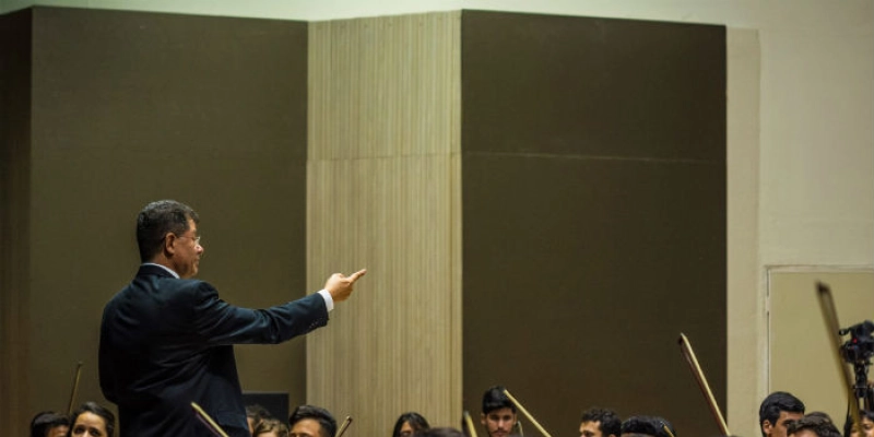 Orquestra Sinfônica Jovem da Paraíba apresenta concerto com participação do violinista Vinícius Amaral