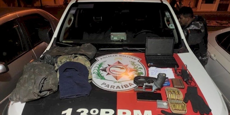 Polícia Militar apreende arma de fogo, munições, balaclava e roupas camufladas em abordagem no Sertão