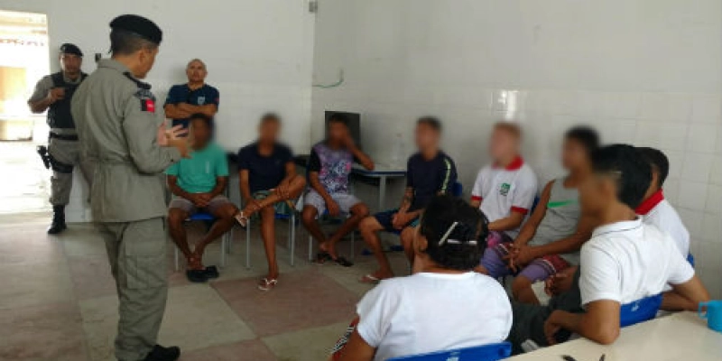 Socioeducandos da Semiliberdade participam de palestra sobre ações solidárias da PM