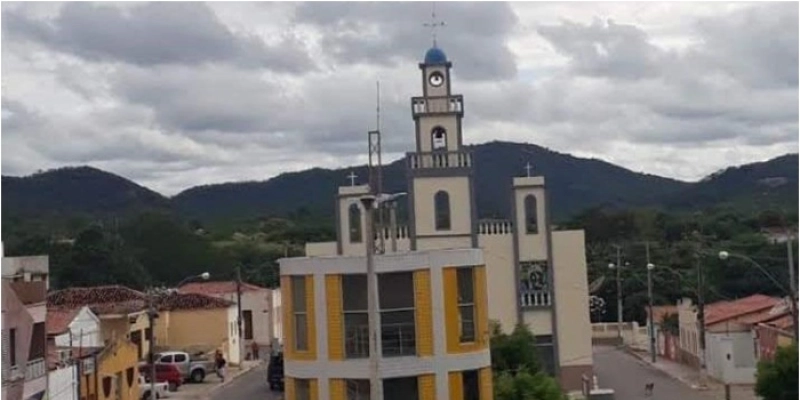 BANDIDAGEM - Elementos arrombam e furtam loja de confecções no Centro de São Francisco