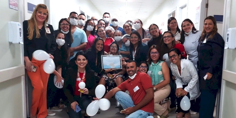 Idosa passa mais de dois meses internada no Hospital Metropolitano e presta homenagem à equipe ao receber alta 