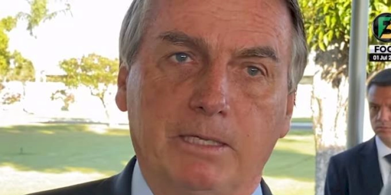 Bolsonaro volta a questionar “eleições no Brasil”, e cita que Aécio venceu Dilma em 2014