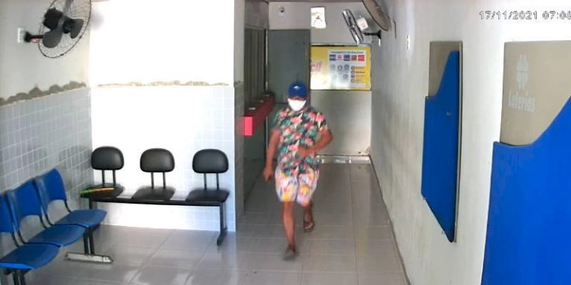 Bandidos armados rendem dono de correspondente bancário e tentam praticar roubo; Polícia acionada; vídeo