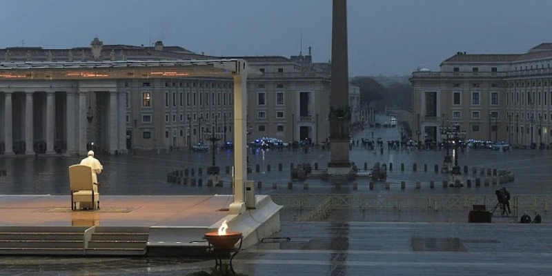 Papa Francisco reza missa sozinho e dá benção extraordinária; Veja