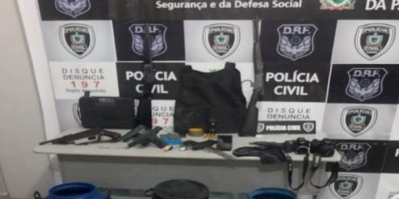Polícia Civil faz operação e apreende dinamites, ferramentas e armas de grosso