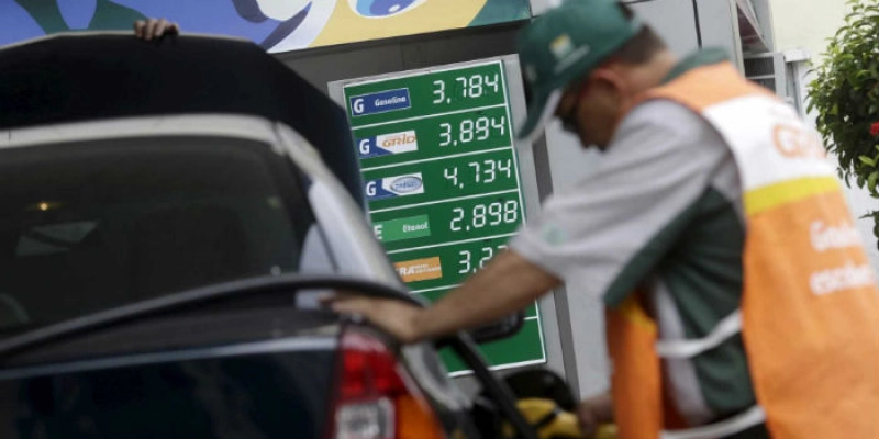 Com alta do dólar, preço do diesel sobe até 14,4% a partir de hoje