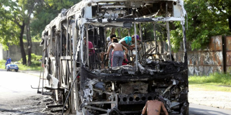 Ônibus circulam com escolta policial após ataques criminosos em Fortaleza; Veja