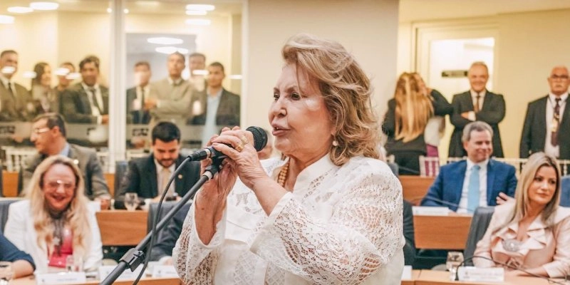 Francisca Motta protesta contra demissão de médica do Hospital do Bem, em Patos