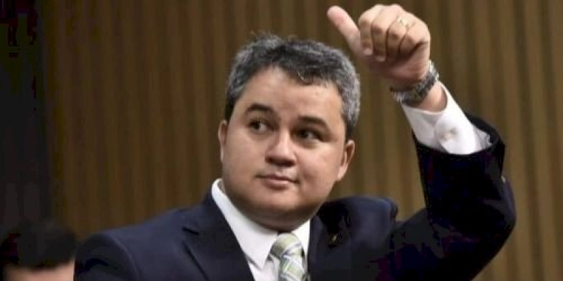 Efraim racha com João Azevedo, e anuncia aliança com Pedro Cunha Lima 