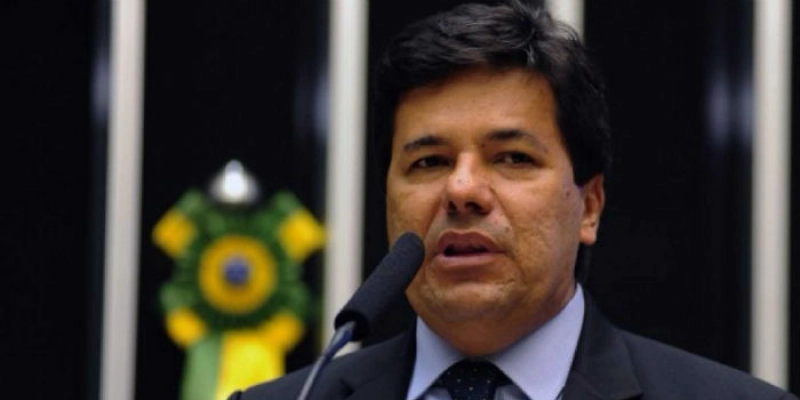 Ministro quer vetar plano que libera 40% do ensino médio a distância