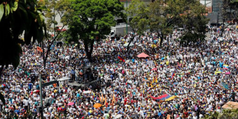 Manifestantes saem às ruas em várias cidades da Venezuela