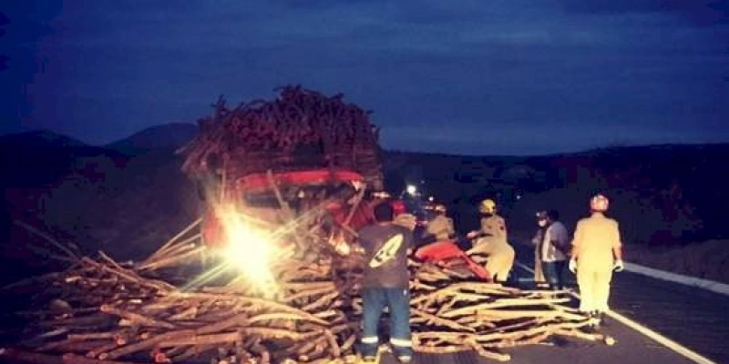 Forte colisão mata caminhoneiro, entres as cidades de Aparecida e Pombal, durante a madrugada