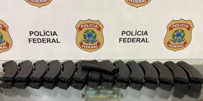 PF em atuação conjunta com a Receita Federal prende homem com 29 carregadores de fuzil