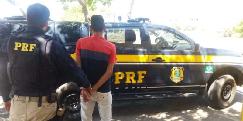 Motociclista fura bloqueio policial e acaba preso pela PRF no município de Pombal 