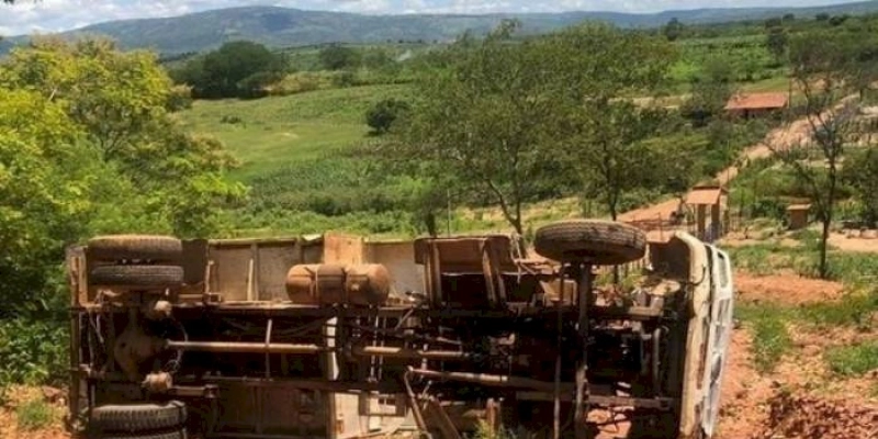 Motorista fica ferido após caminhão-caçamba tombar em estrada vicinal