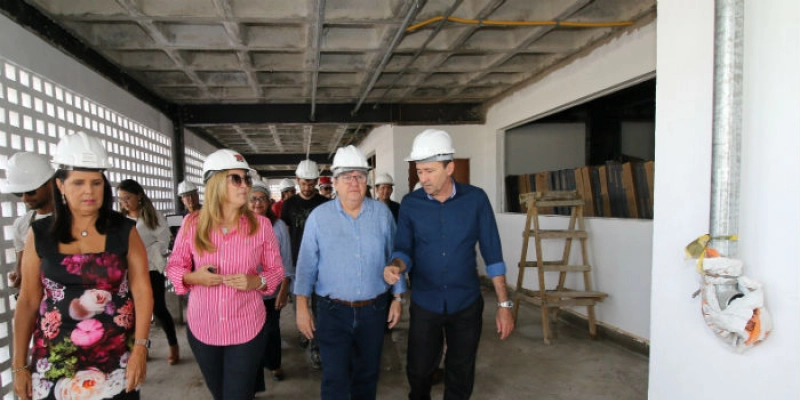 João Azevêdo inspeciona construção e reforma do Complexo Educacional José Lins do Rego