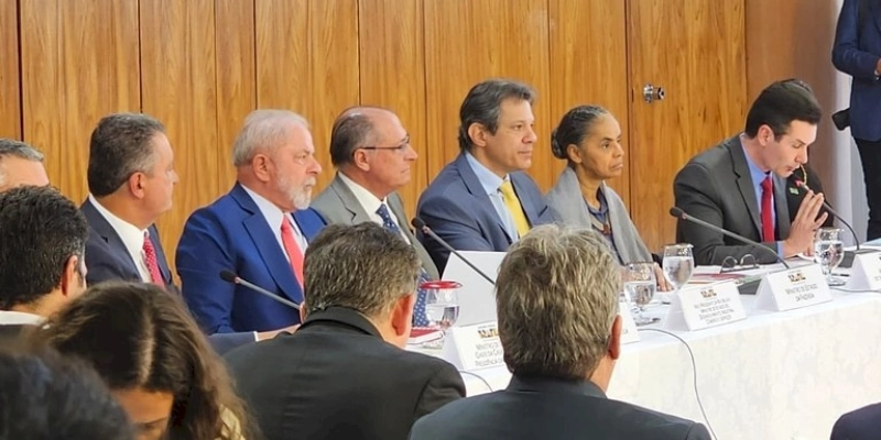 João Azevêdo participa de solenidade com Lula de assinatura de decretos que ampliam investimentos em saneamento