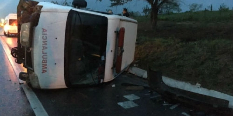 Ambulância de cidade do Sertão se envolve em acidente em Campina Grande; Leia 
