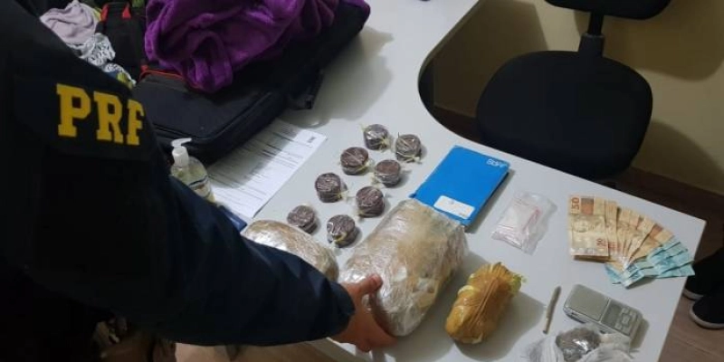 PRF na Paraíba prende passageiros de ônibus transportando 1,5 kg de maconha