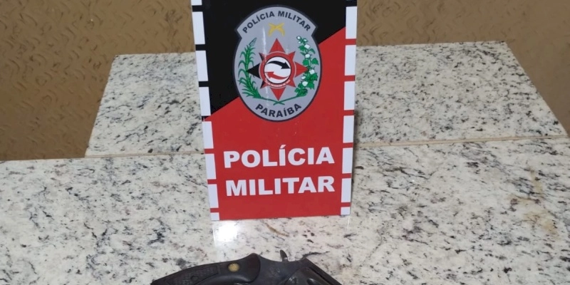 Arma de fogo e munições são apreendidas pela polícia militar, dentro de bornal no sertão paraibano; confira