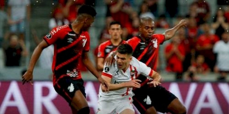 Jogando na Arena da Baixada, Athletico-PR empata com Estudiantes