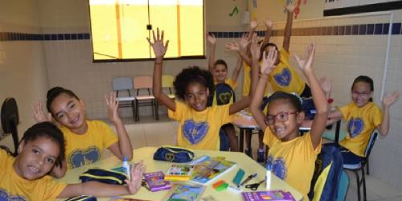 Crianças e adolescentes da PB recebem kits de material escolar da LBV