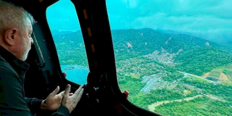 Em São Sebastião, Lula promete reconstrução de casas em áreas seguras