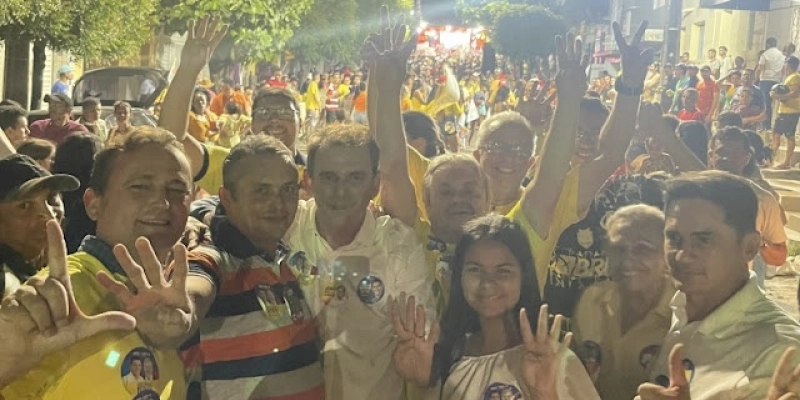 “Vou trabalhar incansavelmente por esta cidade”, disse Chico Mendes ao arrastar multidão para carreta e comício em Cajazeiras