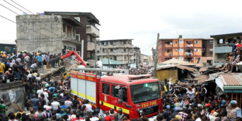 Edifício, onde havia uma escola, desmorona na Nigéria e deixa vítimas