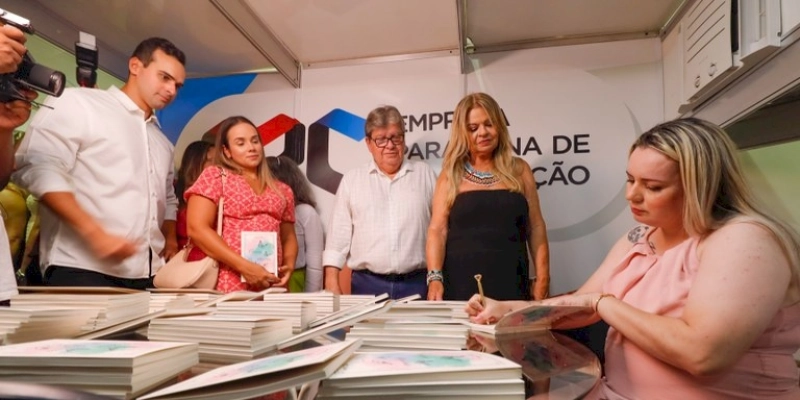 João Azevêdo participa de lançamento de livro de reeducanda e de assinatura de contratos do Empreender