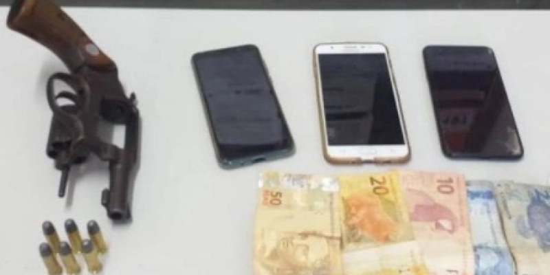 Durante ocorrência, polícia apreende duas armas de fogo e conduz proprietários para a DP