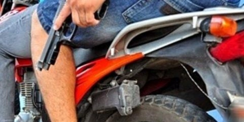 Dupla armada em motocicleta pratica assalto em salão de beleza, no sertão 