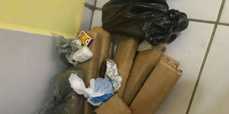 Jovem que já foi presa por ataques a bancos é flagrada guardando mais de 9 kg de drogas 