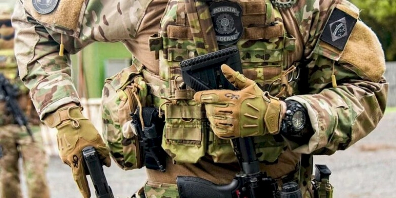 Comboio do exército foi à sede da PF retirar Mauro Cid