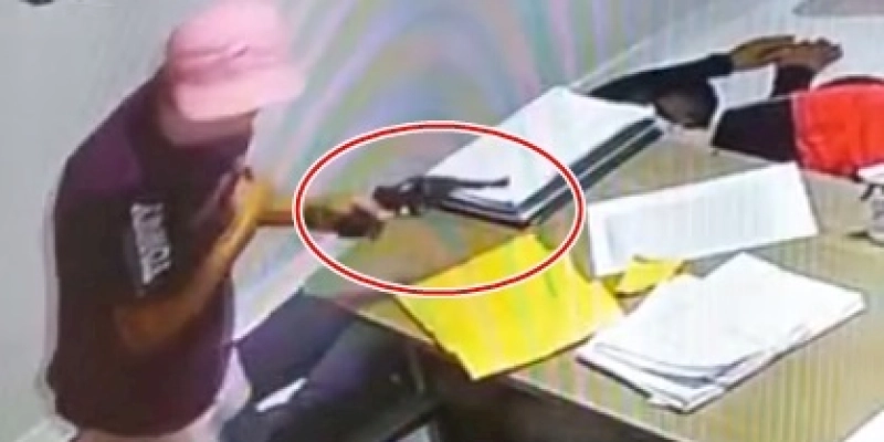 De arma em punho e ‘cara lisa’, criminoso pratica assalto em posto de combustíveis, no Centro de Marizópolis