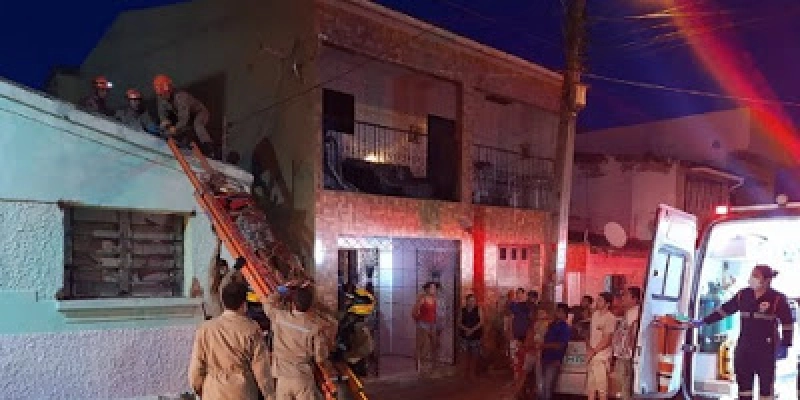 Homem vai concertar um problema na fiação elétrica e acaba sofrendo forte descarga elétrica 