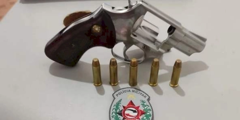 Arma de fogo é apreendida durante abordagem policial, no Sertão