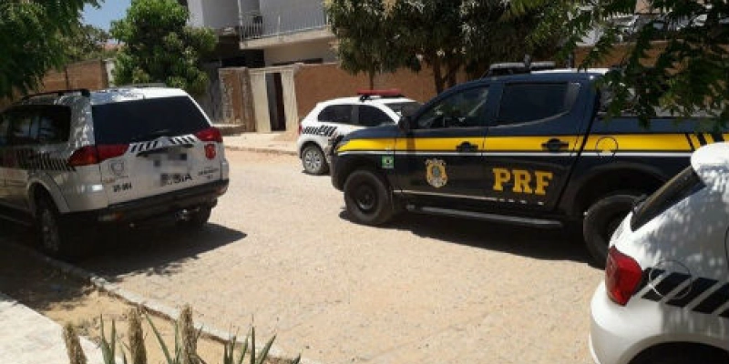 PRF juntamente com a Polícia Civil realizam operação e apreendem veículos adulterados, no Sertão 