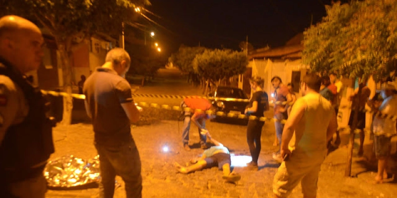 NOITE SANGRENTA - Homem é morto com facada no peito em Cajazeiras